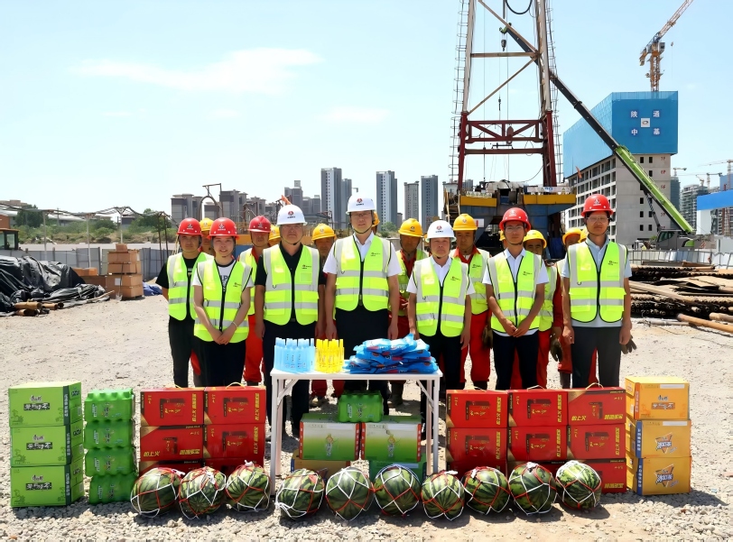 051749115071746978.jpg 牛鸿波到钻井分公司旁听督导党委理论学习中心组理论研讨并开展送清凉慰问运动(压缩1).jpg